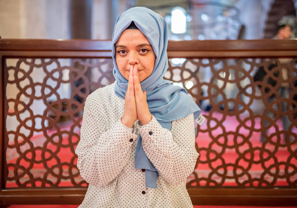 Donna musulmana in velo e hijab prega
 - Foto, immagini