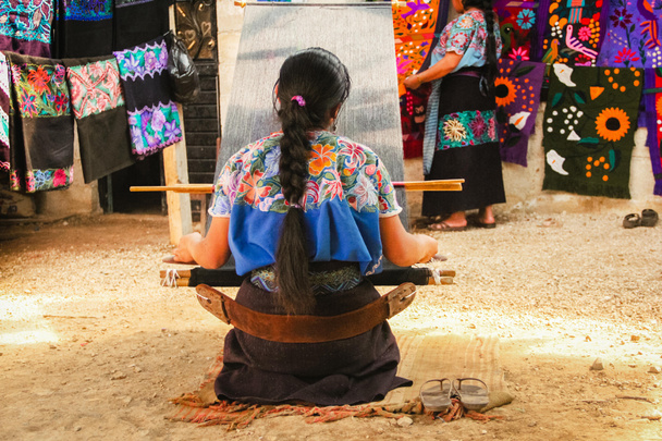 Mujer mexicana trabajando telar en Chiapas México
 - Foto, imagen