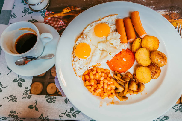Англійський сніданок на тарілці - Фото, зображення