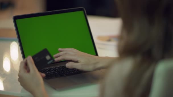 Donna digitando i dati della carta di credito sul computer portatile con schermo verde
 - Filmati, video