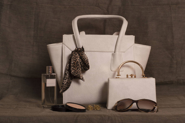 Conjunto de nuevos bolsos blancos elegantes para mujer con accesorios
. - Foto, Imagen