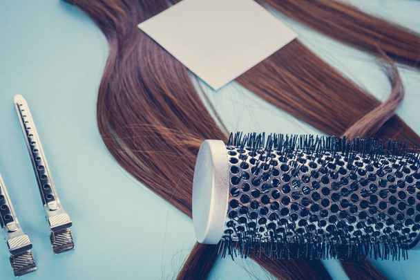 koncepcja fryzjera: fałszywe włosy i spinki do włosów - Zdjęcie, obraz