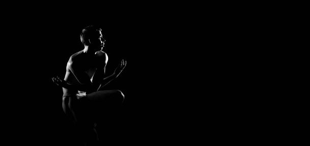 Черно-белый силуэт мужского балетного танцора. Длинное монохромное горизонтальное изображение
. - Фото, изображение