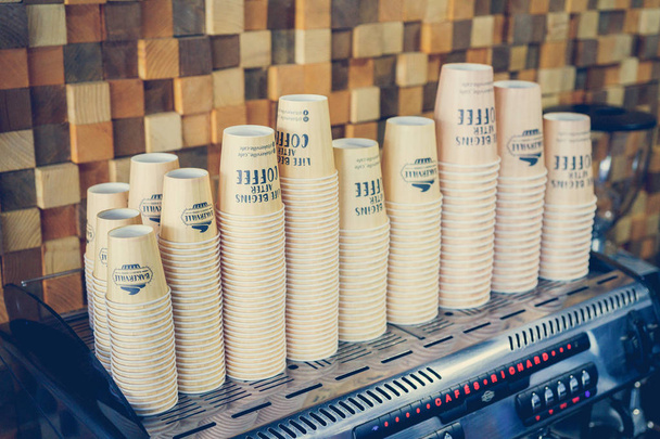 un montón de tazas desechables para el café
 - Foto, Imagen