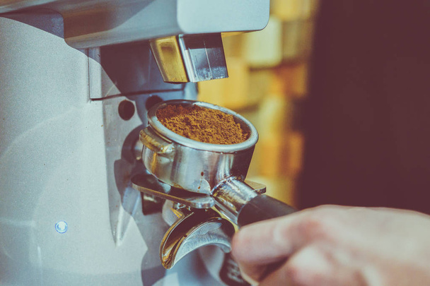 コーヒー マシンでコーヒーを作る - 写真・画像