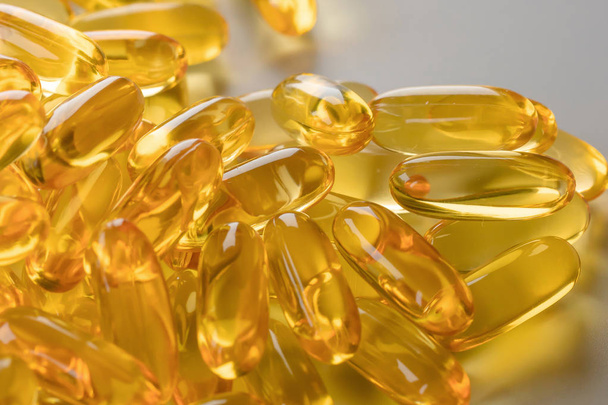 Vitaminas suplementos comprimidos omega 3 cápsulas de óleo de peixe ouro
 - Foto, Imagem