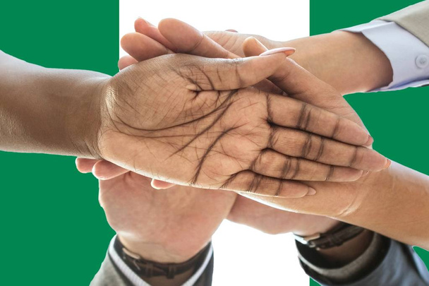 Флаг Нигерии, межкультурная группа молодых людей
 - Фото, изображение