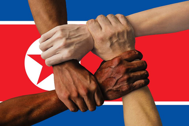 Σημαία της Βόρειας Κορέας, διασύνδεση μιας πολυπολιτισμικής ομάδας νέων - Φωτογραφία, εικόνα