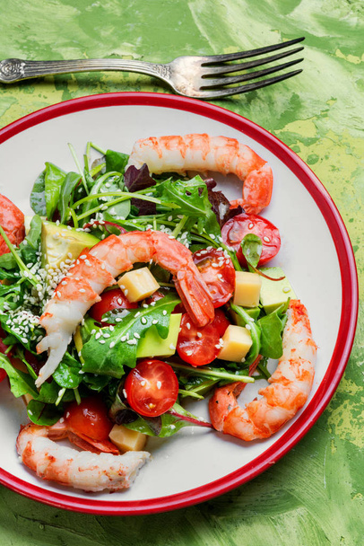 Salade de printemps aux fruits de mer
 - Photo, image