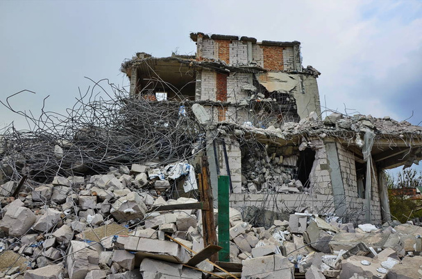 Ruïnes van het vernietigde gebouw en de woning - Foto, afbeelding