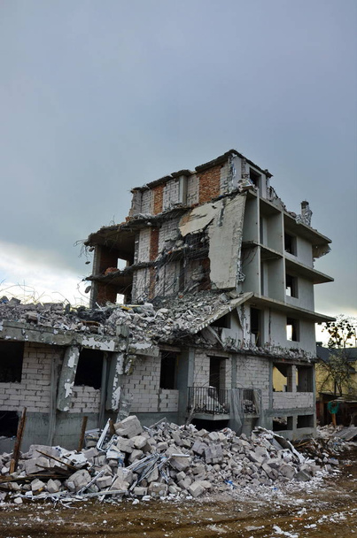 Ερείπια του κτιρίου και της κατοικίας που καταστράφηκαν - Φωτογραφία, εικόνα