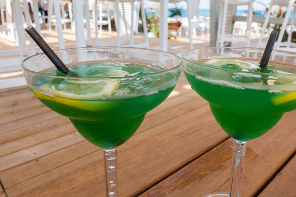 Bir yaz kafede güzel yeşil kokteyl - Fotoğraf, Görsel