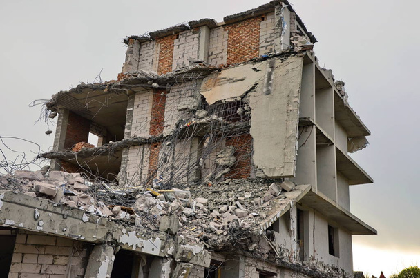 Ruinas del edificio y vivienda destruidos
 - Foto, Imagen