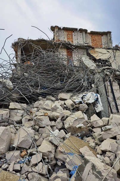 Ruinen des zerstörten Gebäudes und Wohnhauses - Foto, Bild