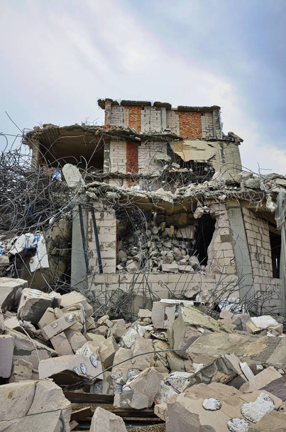 Ruinas del edificio y vivienda destruidos
 - Foto, imagen