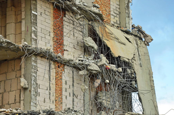 Ruínas do edifício e habitação destruídos
 - Foto, Imagem