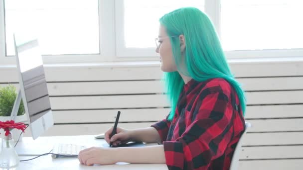 Konzept der Freiberuflichkeit oder Büroarbeit. junge Grafikerin mit gefärbten Haaren, die im Büro oder zu Hause arbeitet - Filmmaterial, Video