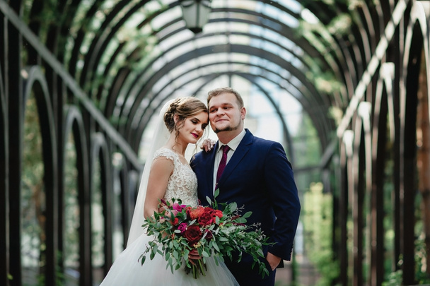 coppia di nozze nel parco; sposa e sposo; amore per due persone; la sposa tiene un bellissimo bouquet; fotografia di nozze
 - Foto, immagini