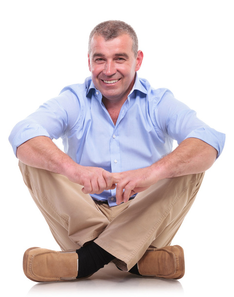 rento keski-ikäinen mies istuu ja hymyilee
 - Valokuva, kuva