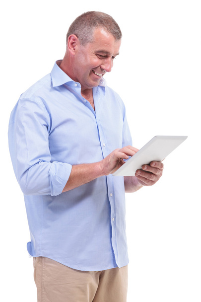 Lässiger Mann mittleren Alters arbeitet an Tablet - Foto, Bild