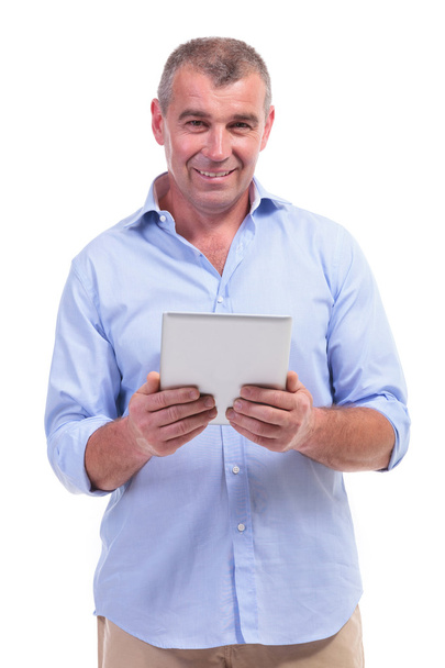 hombre casual de mediana edad sostiene tableta
 - Foto, Imagen
