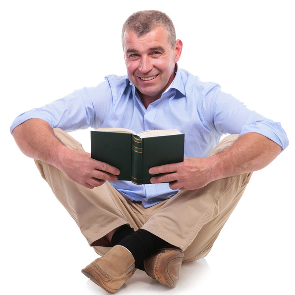 dorywczo średniej wieku człowiek siedzi z książki - Zdjęcie, obraz