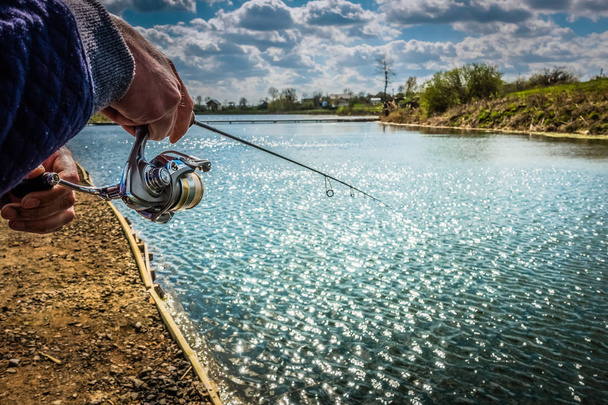 湖での釣り - 写真・画像