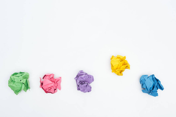 vista superior de bolas de papel enrugadas coloridas isoladas em branco com espaço de cópia, conceito de solução
 - Foto, Imagem
