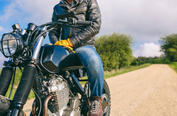 Hombre montando moto personalizada - Foto, imagen