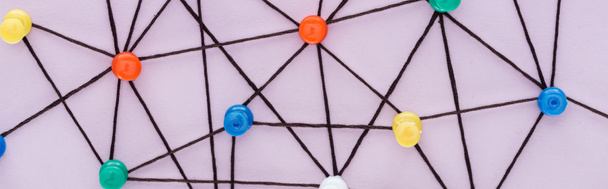 πανοραμική βολή από πολύχρωμες καρφίτσες Push που συνδέονται με χορδές απομονωμένη σε ροζ, έννοια του δικτύου - Φωτογραφία, εικόνα
