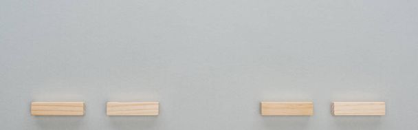 panoramatický záběr dřevěných bloků izolovaných na šedé s prostorem pro kopírování - Fotografie, Obrázek