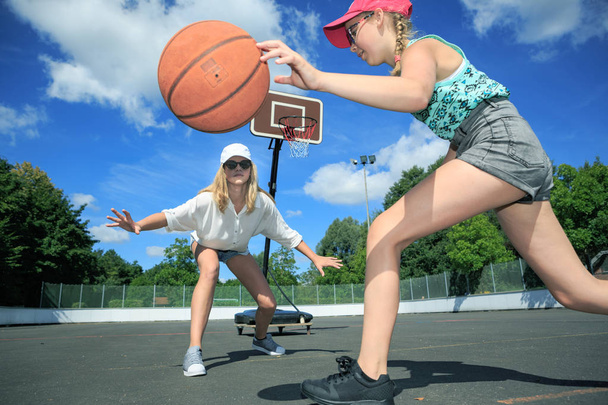 girls playing basketball - Φωτογραφία, εικόνα