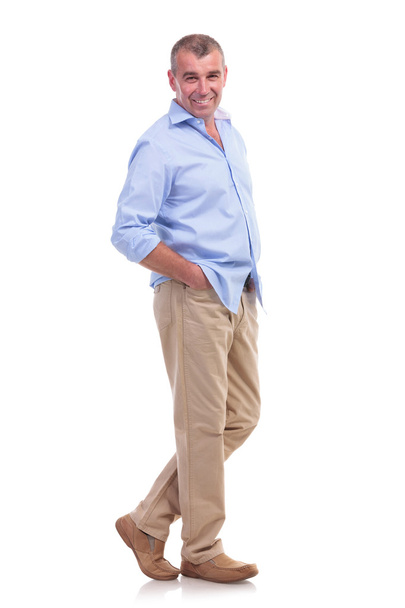 hombre casual de mediana edad posa con sonrisa
 - Foto, Imagen