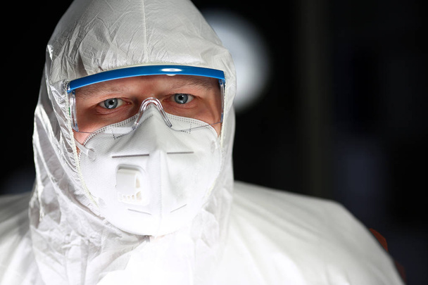 Wetenschapper man werkt steriel laboratorium portret - Foto, afbeelding