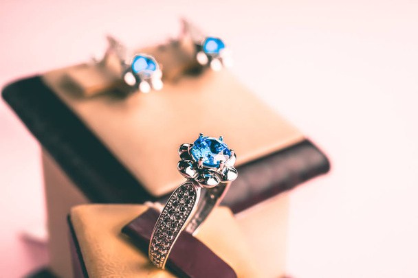 Hermoso anillo con piedras
 - Foto, imagen