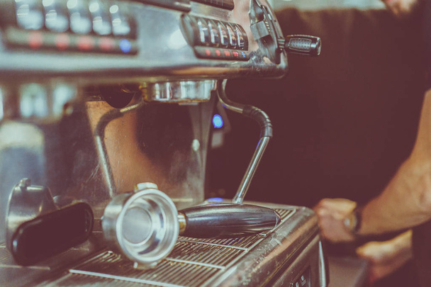 Kaffee wird in einer Kaffeemaschine zubereitet - Foto, Bild