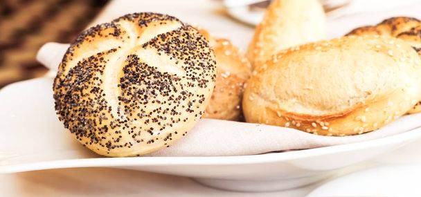 Cesta de pan en un restaurante, comida recién horneada
 - Foto, imagen