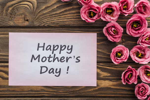 Widok z góry na Eustoma kwiaty i karty z Happy dzień matki tekst na drewnianym stole - Zdjęcie, obraz