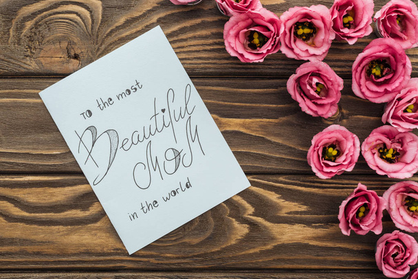 Κορυφαία θέα της ευστόμα λουλούδια και κάρτα με την πιο όμορφη μαμά στον κόσμο γράμματα - Φωτογραφία, εικόνα