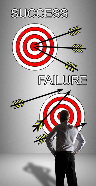 Концепция успеха и неудачи, за которой наблюдает бизнесмен
 - Фото, изображение