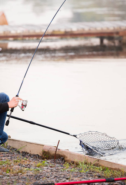 Ψάρεμα πέστροφας στον ποταμό - Φωτογραφία, εικόνα