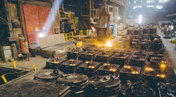 Fırınlarda eriyen metalleri kontrol eden işçiler - Fotoğraf, Görsel