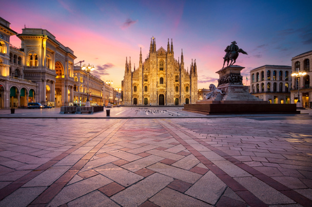 Milanossa, Italiassa. Cityscape kuva Milano, Italia Milanon katedraali auringonnousun aikana
. - Valokuva, kuva