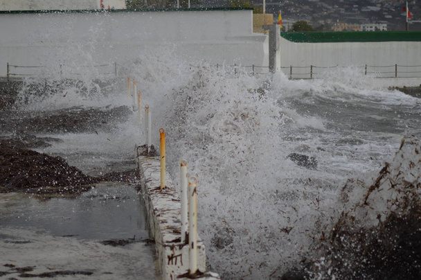 Середземне море після бурі в Італії - Фото, зображення