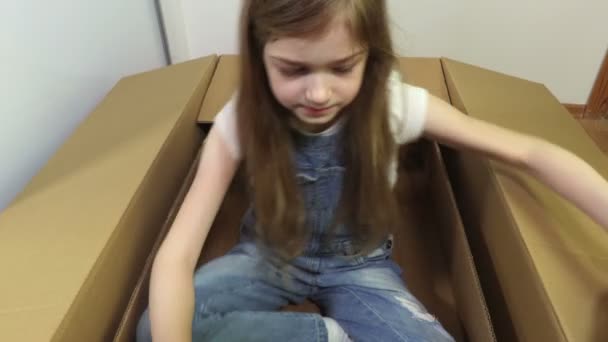  Roztomilá holčička si hraje s lepenkovou krabicí - Záběry, video