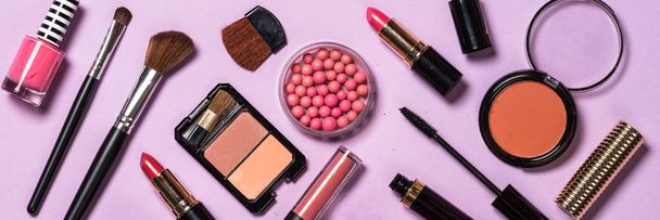 Makeup profesionální kosmetiky na purpurovém pozadí.  - Fotografie, Obrázek