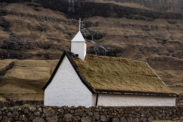 Petite église de village à Saksun située sur l'île de Streymoy, Îles Féroé
 - Photo, image