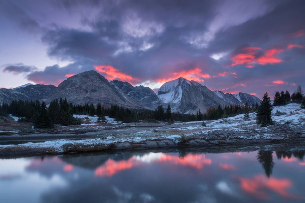 Schilderachtig uitzicht op bergen reflecterend in water  - Foto, afbeelding