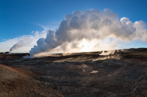 Θέα της γεωθερμικής περιοχής Gunnuhver και του εργοστασίου ηλεκτροπαραγωγής στη χερσόνησο Reykjanes, Keflavik, Ισλανδία  - Φωτογραφία, εικόνα