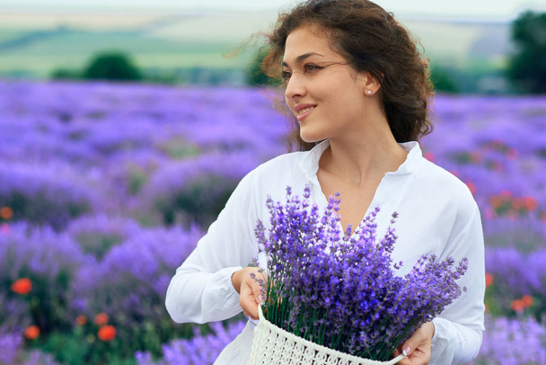 fiatal nő van a levendula virág mező, gyönyörű nyári táj - Fotó, kép